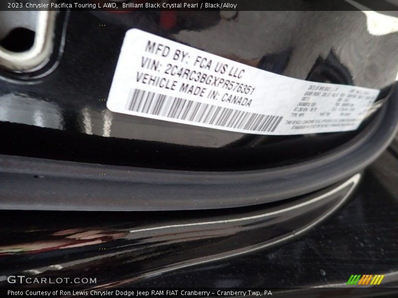 Brilliant Black Crystal Pearl / Black/Alloy 2023 Chrysler Pacifica Touring L AWD