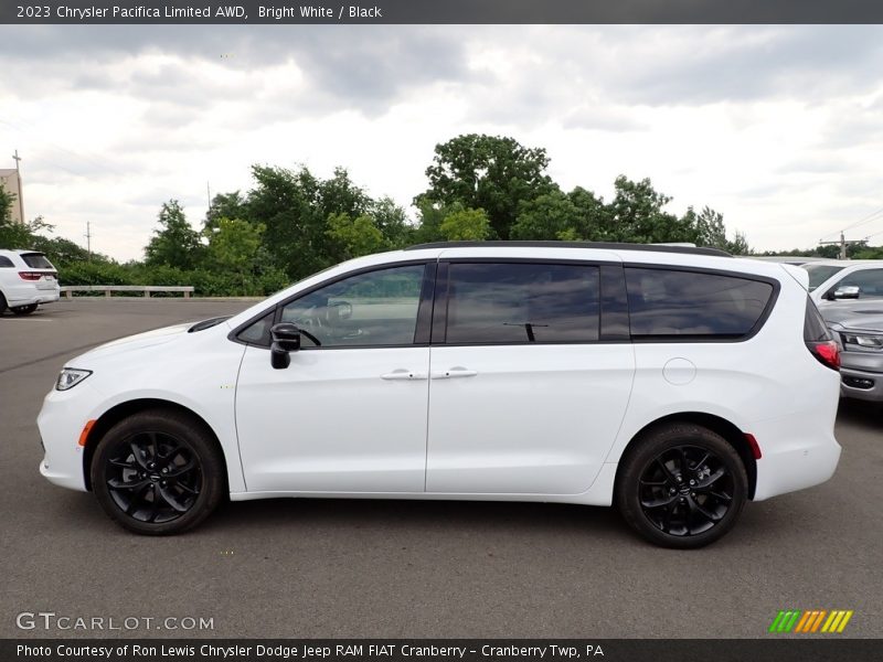 Bright White / Black 2023 Chrysler Pacifica Limited AWD