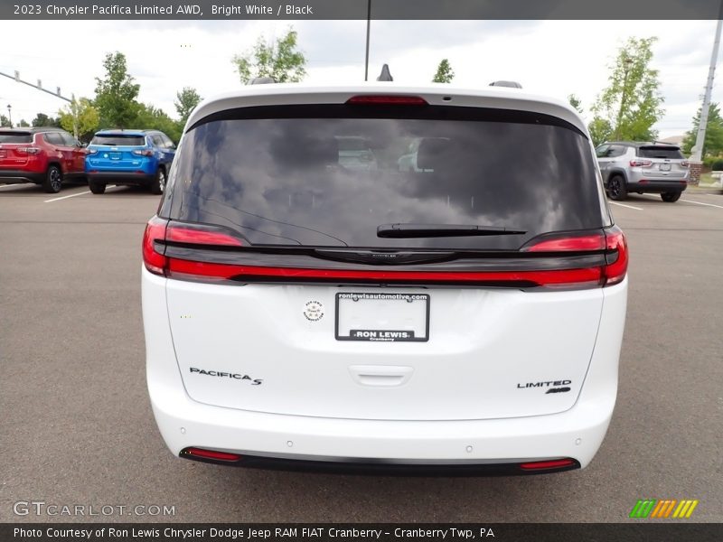 Bright White / Black 2023 Chrysler Pacifica Limited AWD