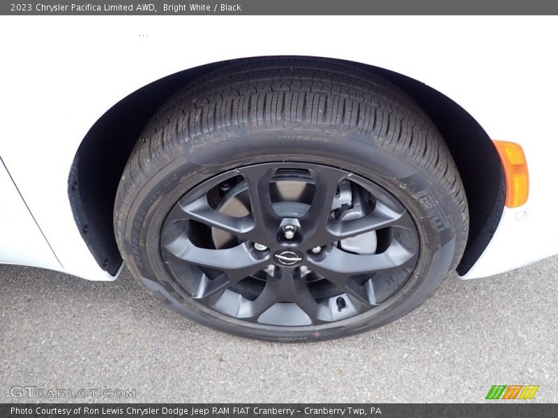 Bright White / Black 2023 Chrysler Pacifica Limited AWD