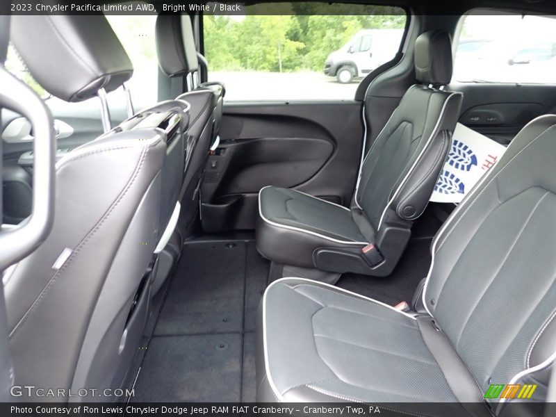 Bright White / Black 2023 Chrysler Pacifica Limited AWD