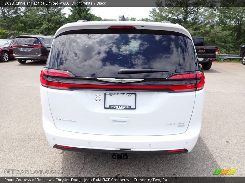 Bright White / Black 2023 Chrysler Pacifica Limited AWD
