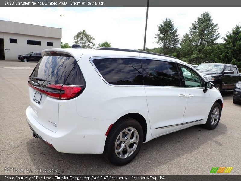 Bright White / Black 2023 Chrysler Pacifica Limited AWD
