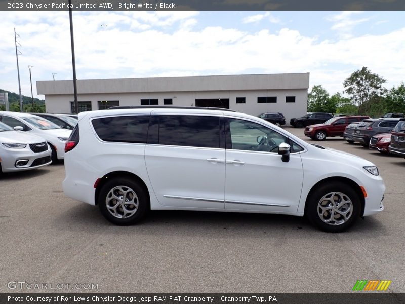 Bright White / Black 2023 Chrysler Pacifica Limited AWD