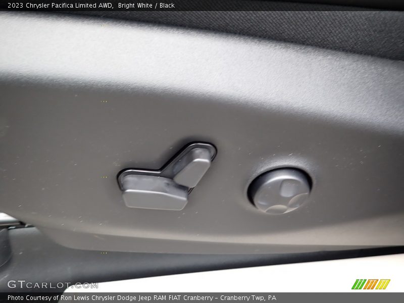 Bright White / Black 2023 Chrysler Pacifica Limited AWD