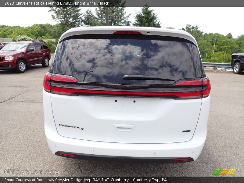 Bright White / Black 2023 Chrysler Pacifica Touring L AWD
