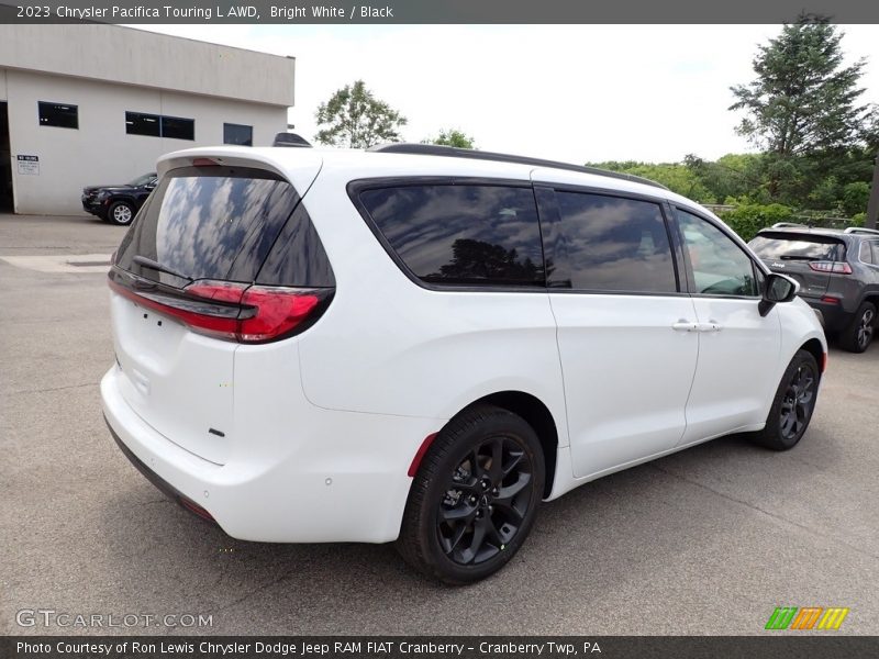 Bright White / Black 2023 Chrysler Pacifica Touring L AWD