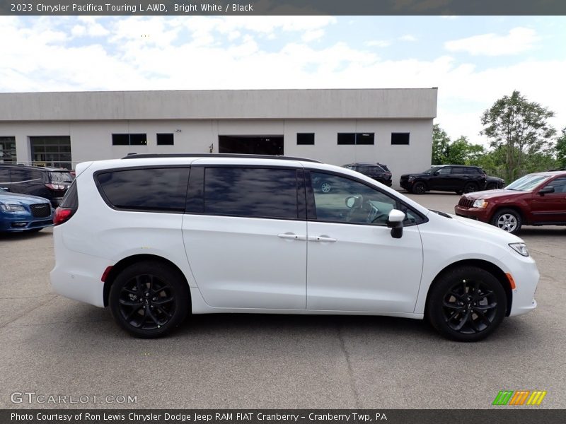 Bright White / Black 2023 Chrysler Pacifica Touring L AWD