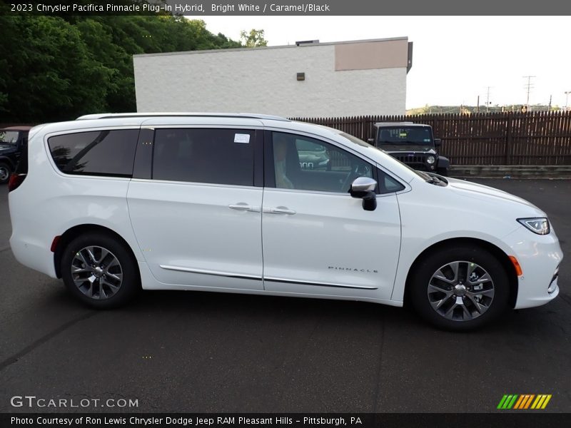 Bright White / Caramel/Black 2023 Chrysler Pacifica Pinnacle Plug-In Hybrid