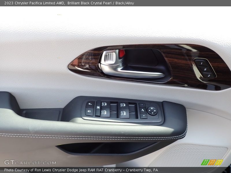 Brilliant Black Crystal Pearl / Black/Alloy 2023 Chrysler Pacifica Limited AWD