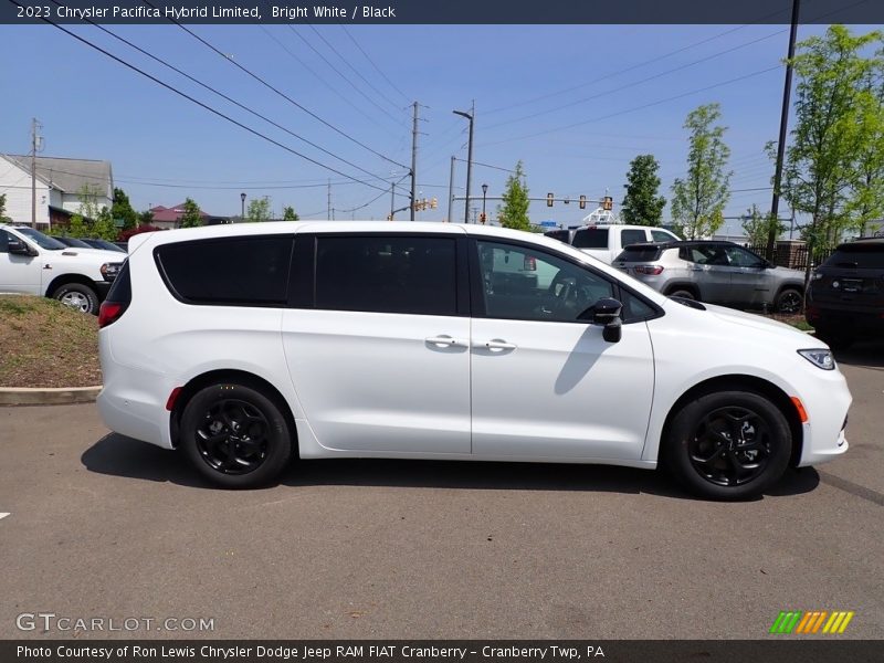 Bright White / Black 2023 Chrysler Pacifica Hybrid Limited