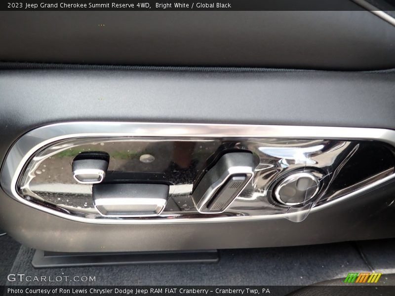 Bright White / Global Black 2023 Jeep Grand Cherokee Summit Reserve 4WD