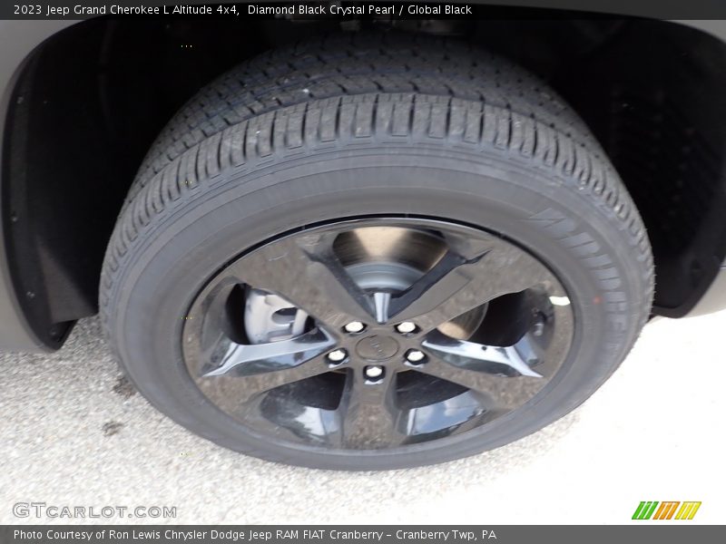 Diamond Black Crystal Pearl / Global Black 2023 Jeep Grand Cherokee L Altitude 4x4