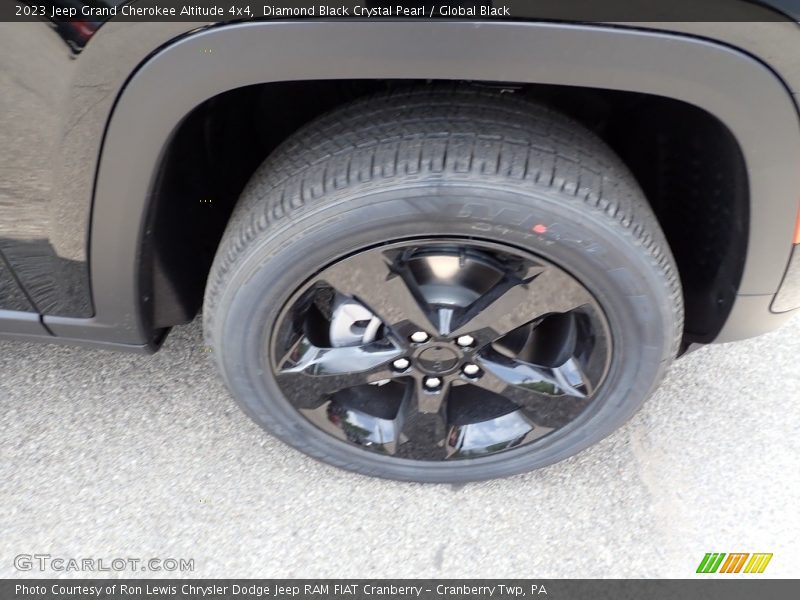 Diamond Black Crystal Pearl / Global Black 2023 Jeep Grand Cherokee Altitude 4x4