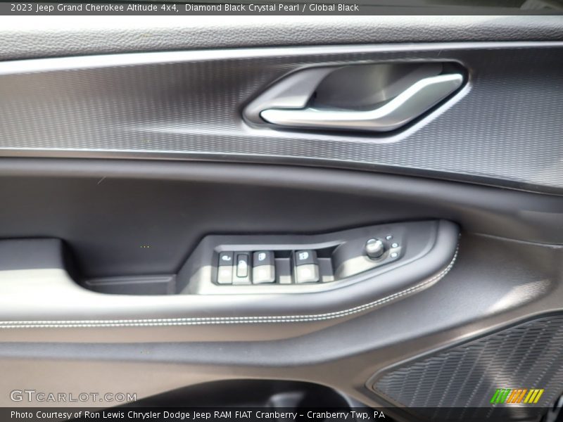 Diamond Black Crystal Pearl / Global Black 2023 Jeep Grand Cherokee Altitude 4x4