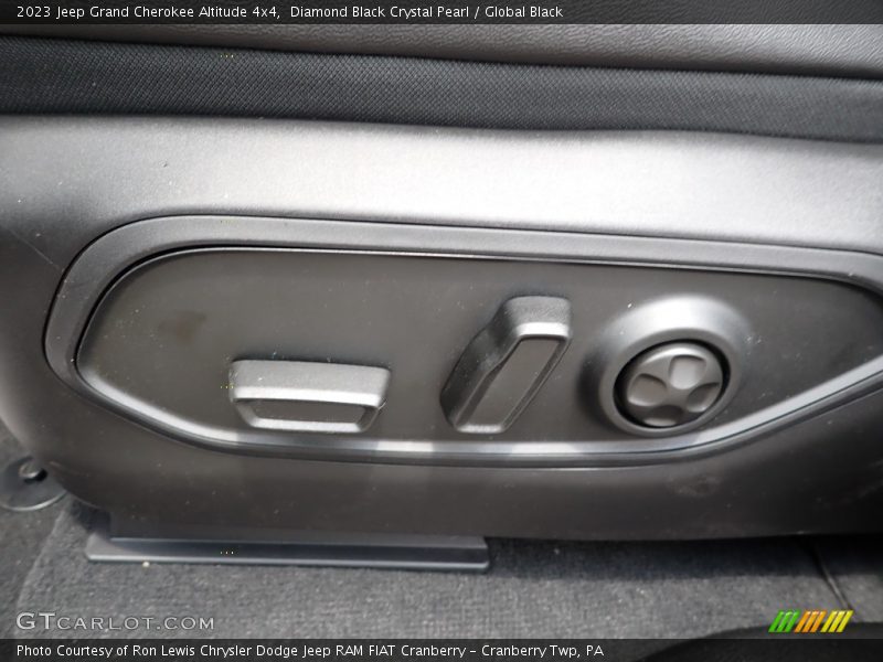 Diamond Black Crystal Pearl / Global Black 2023 Jeep Grand Cherokee Altitude 4x4