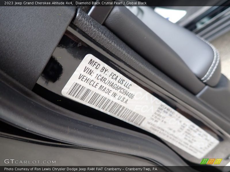 Diamond Black Crystal Pearl / Global Black 2023 Jeep Grand Cherokee Altitude 4x4