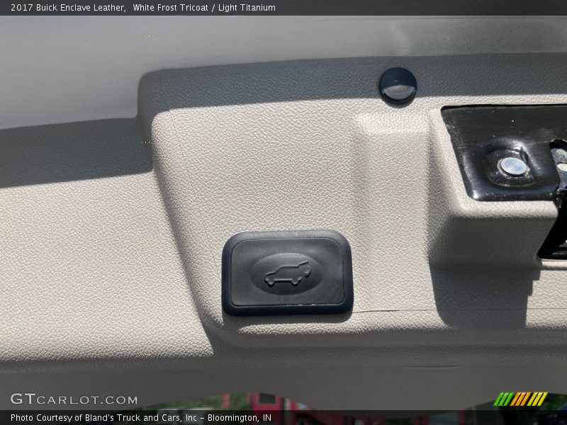 White Frost Tricoat / Light Titanium 2017 Buick Enclave Leather