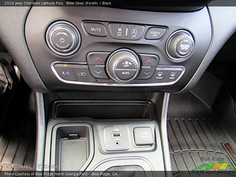 Controls of 2019 Cherokee Latitude Plus