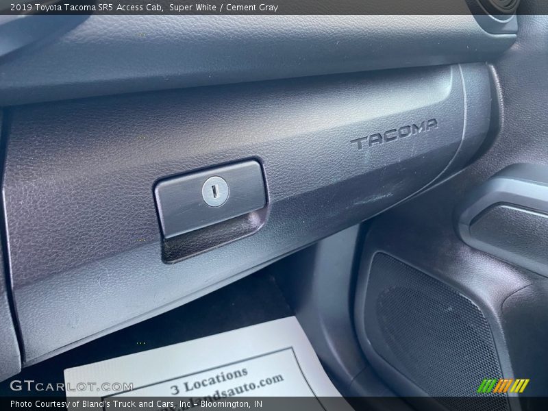 Super White / Cement Gray 2019 Toyota Tacoma SR5 Access Cab