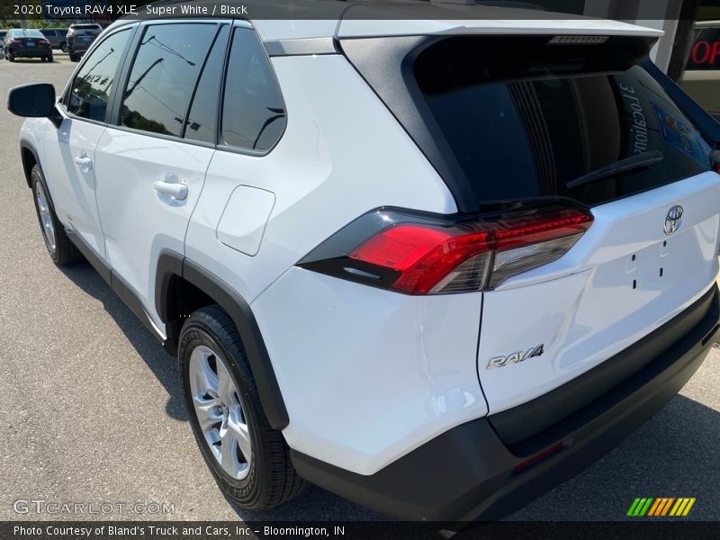 Super White / Black 2020 Toyota RAV4 XLE
