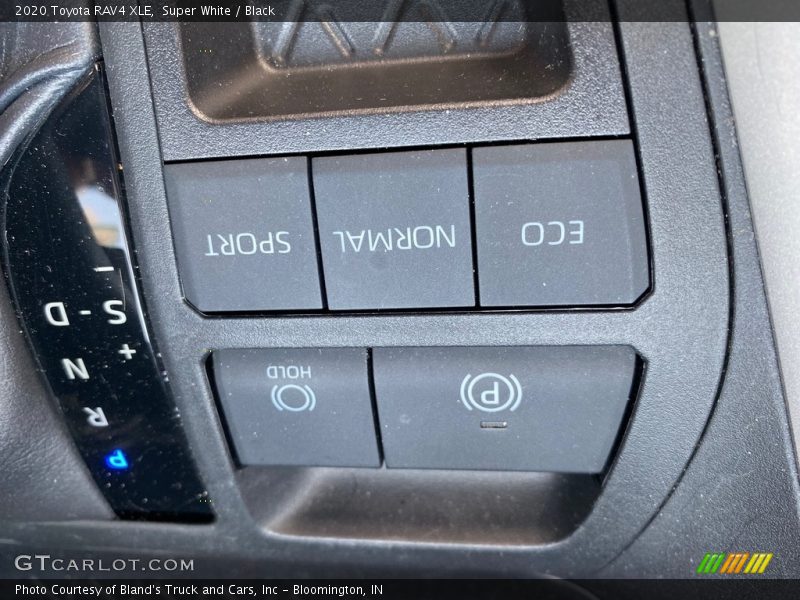Super White / Black 2020 Toyota RAV4 XLE