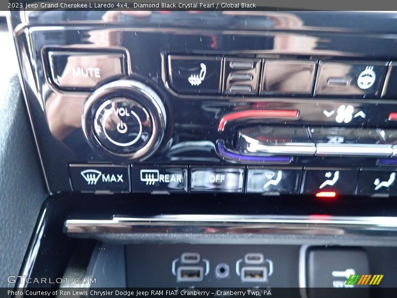 Diamond Black Crystal Pearl / Global Black 2023 Jeep Grand Cherokee L Laredo 4x4