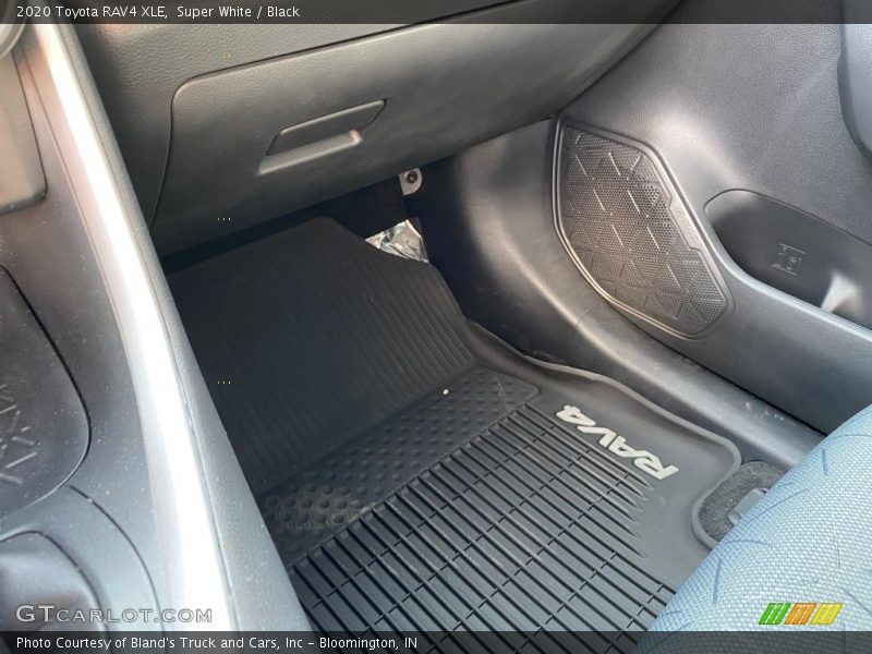 Super White / Black 2020 Toyota RAV4 XLE