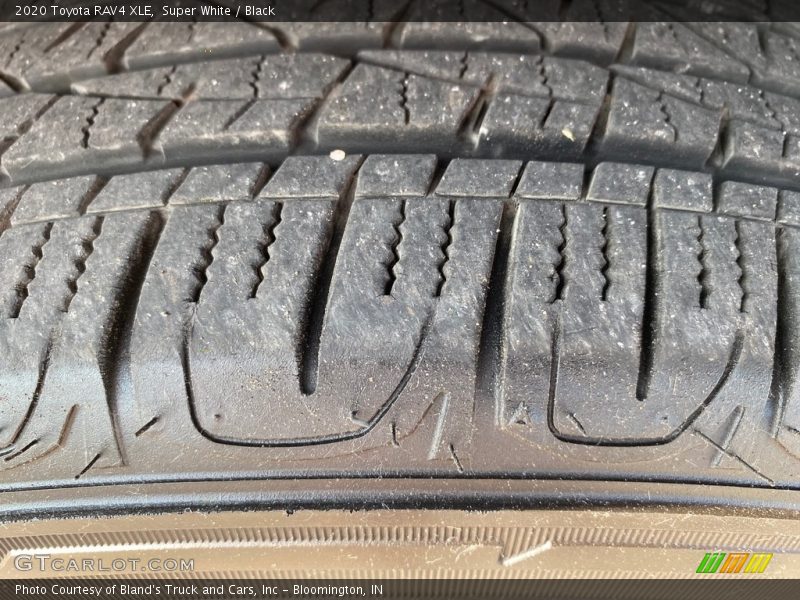 Super White / Black 2020 Toyota RAV4 XLE