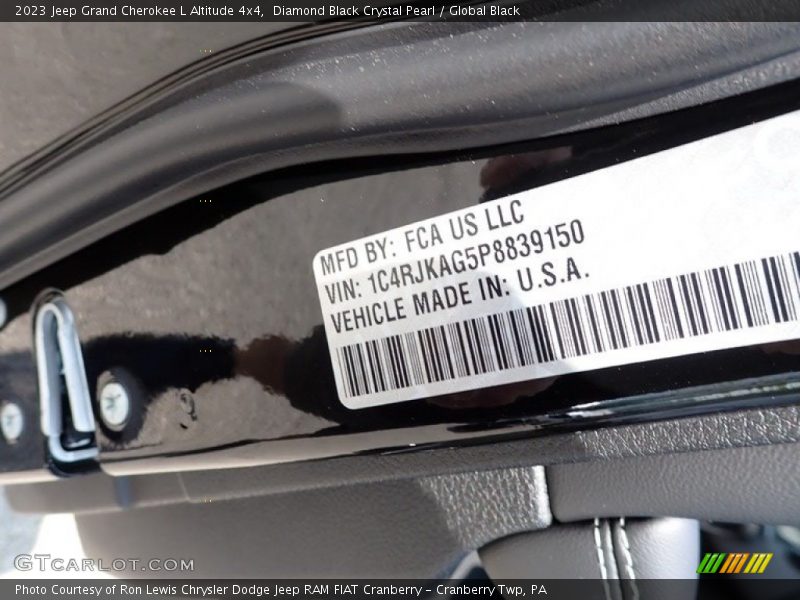 Diamond Black Crystal Pearl / Global Black 2023 Jeep Grand Cherokee L Altitude 4x4