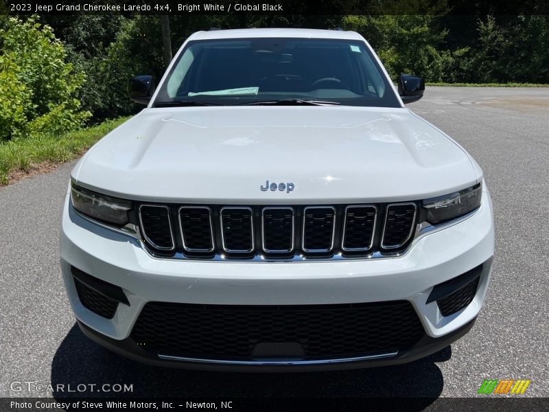 Bright White / Global Black 2023 Jeep Grand Cherokee Laredo 4x4