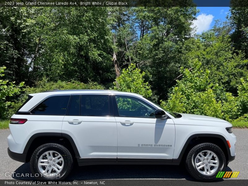 Bright White / Global Black 2023 Jeep Grand Cherokee Laredo 4x4