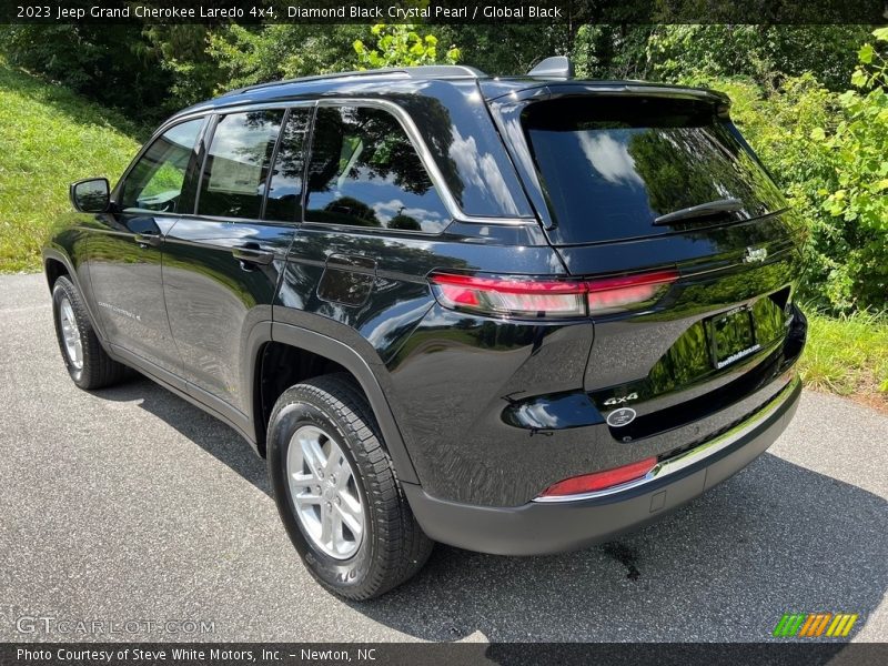 Diamond Black Crystal Pearl / Global Black 2023 Jeep Grand Cherokee Laredo 4x4