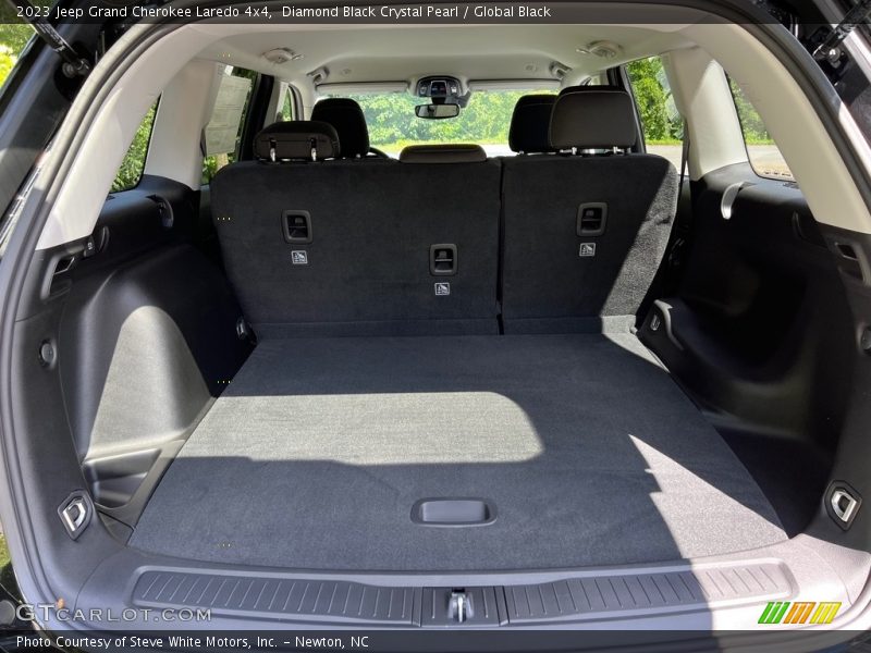  2023 Grand Cherokee Laredo 4x4 Trunk