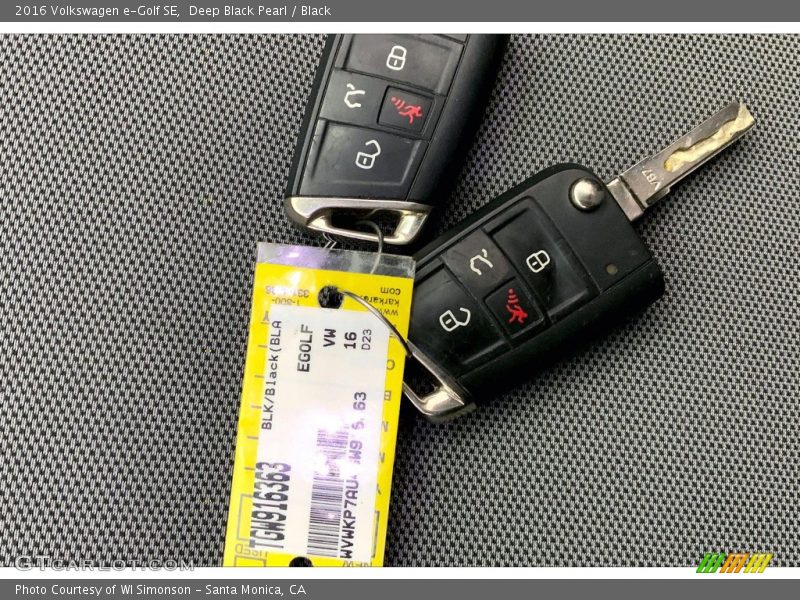 Deep Black Pearl / Black 2016 Volkswagen e-Golf SE