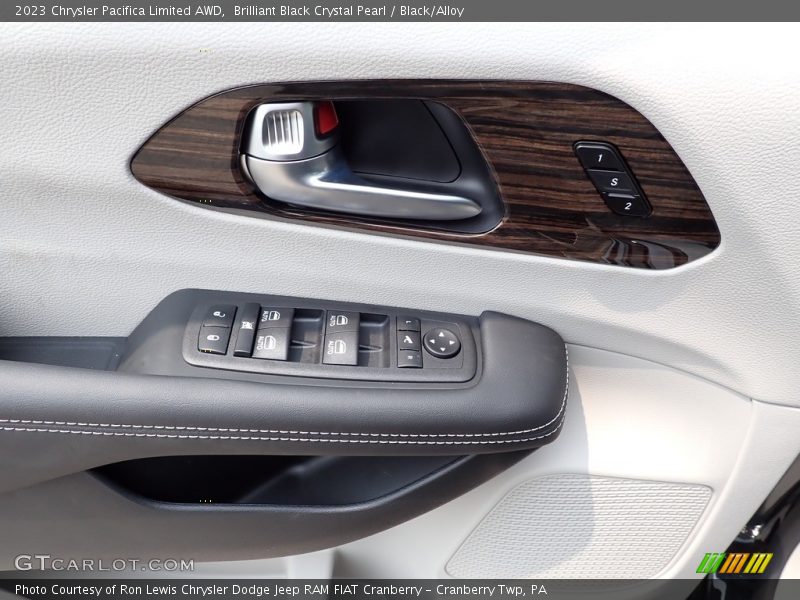 Brilliant Black Crystal Pearl / Black/Alloy 2023 Chrysler Pacifica Limited AWD