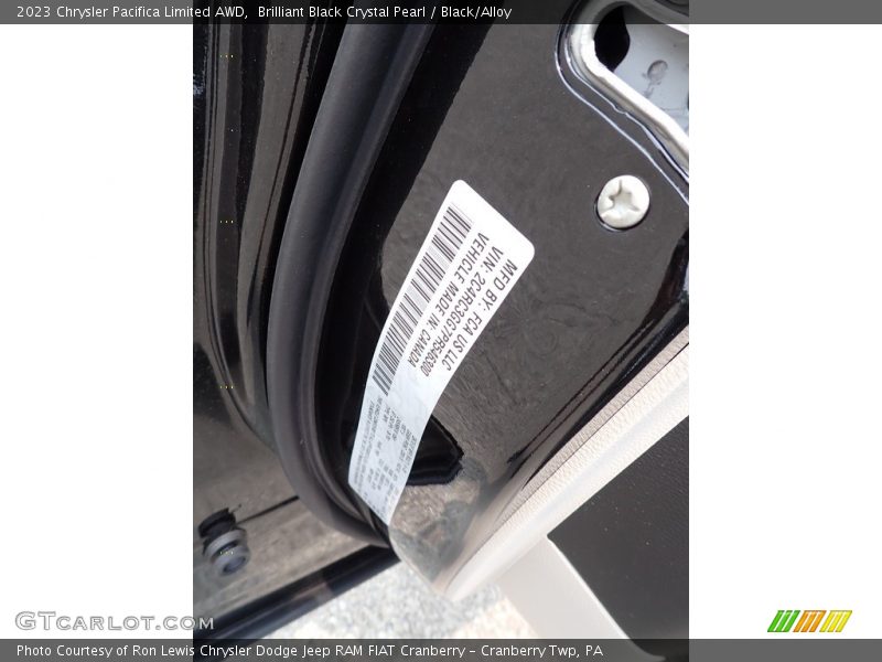 Brilliant Black Crystal Pearl / Black/Alloy 2023 Chrysler Pacifica Limited AWD