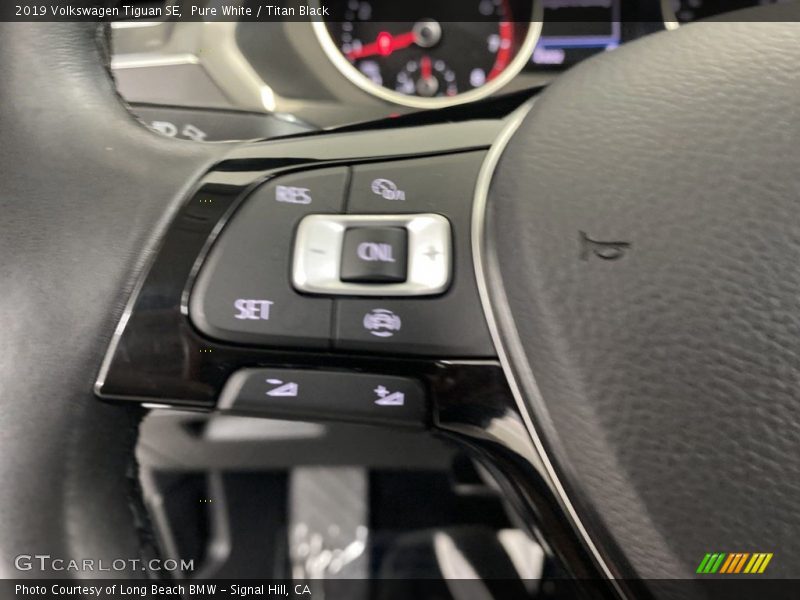 Pure White / Titan Black 2019 Volkswagen Tiguan SE