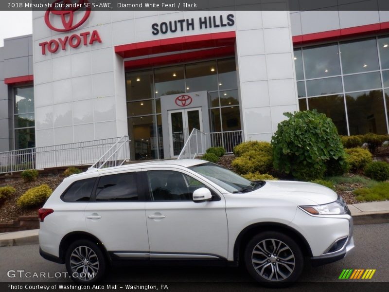 Diamond White Pearl / Black 2018 Mitsubishi Outlander SE S-AWC