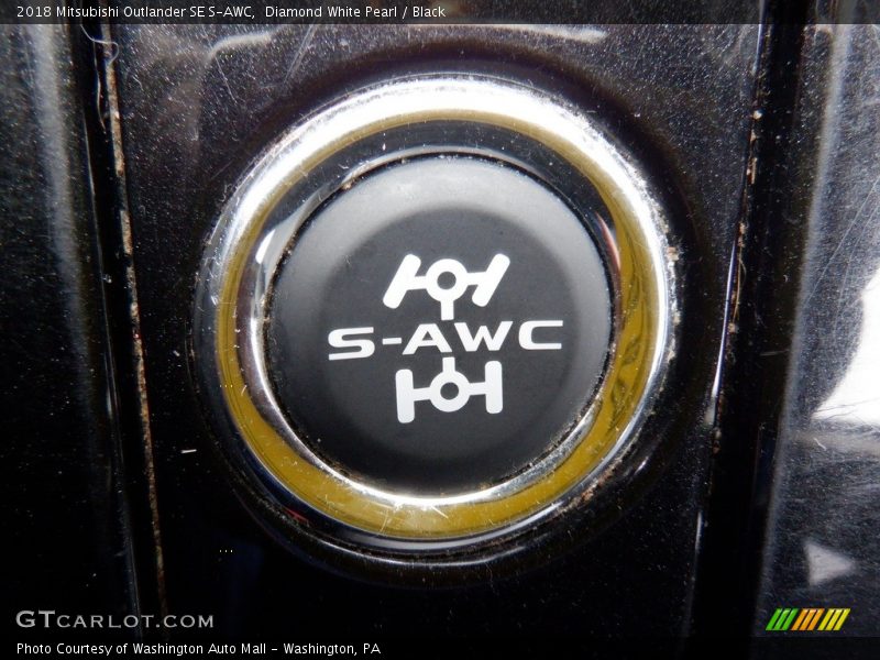 Diamond White Pearl / Black 2018 Mitsubishi Outlander SE S-AWC
