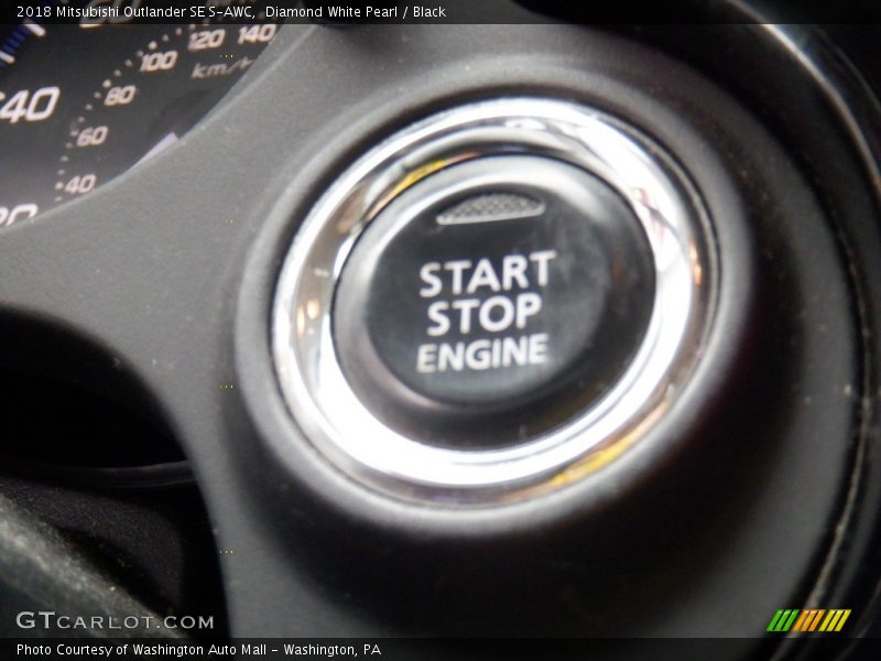 Diamond White Pearl / Black 2018 Mitsubishi Outlander SE S-AWC