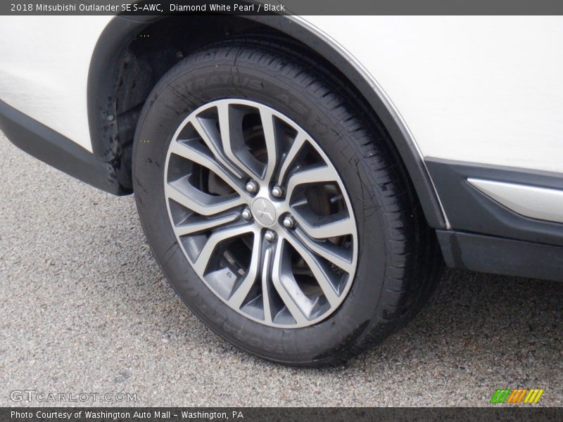 Diamond White Pearl / Black 2018 Mitsubishi Outlander SE S-AWC