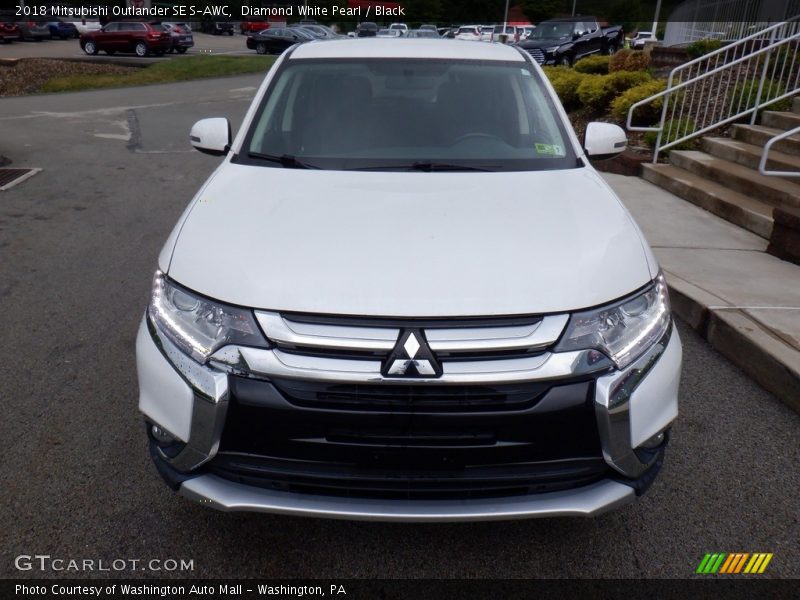 Diamond White Pearl / Black 2018 Mitsubishi Outlander SE S-AWC