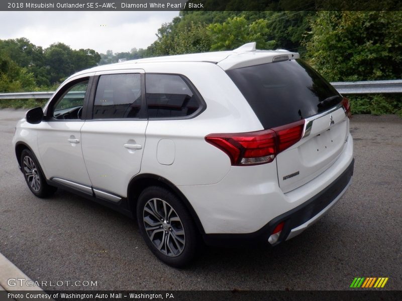 Diamond White Pearl / Black 2018 Mitsubishi Outlander SE S-AWC