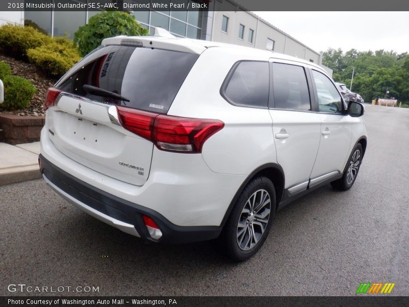 Diamond White Pearl / Black 2018 Mitsubishi Outlander SE S-AWC