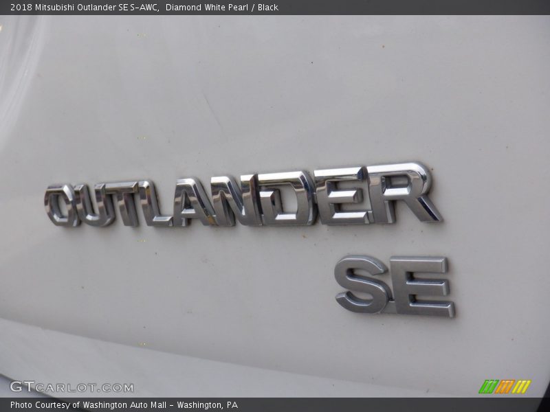 Diamond White Pearl / Black 2018 Mitsubishi Outlander SE S-AWC