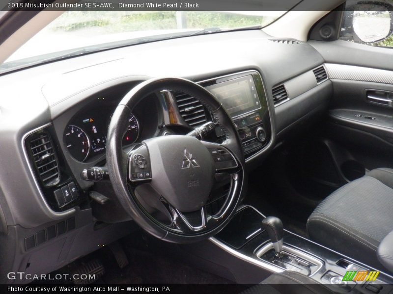 Diamond White Pearl / Black 2018 Mitsubishi Outlander SE S-AWC