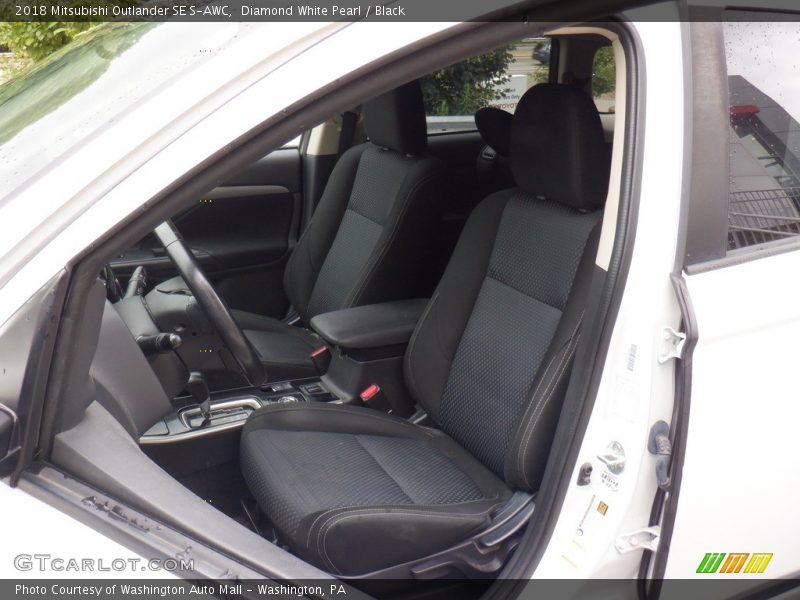 Diamond White Pearl / Black 2018 Mitsubishi Outlander SE S-AWC