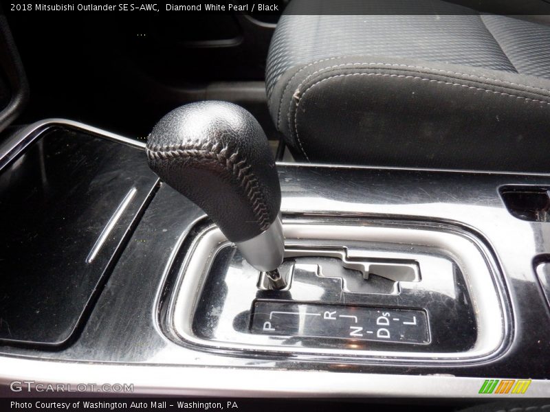 Diamond White Pearl / Black 2018 Mitsubishi Outlander SE S-AWC