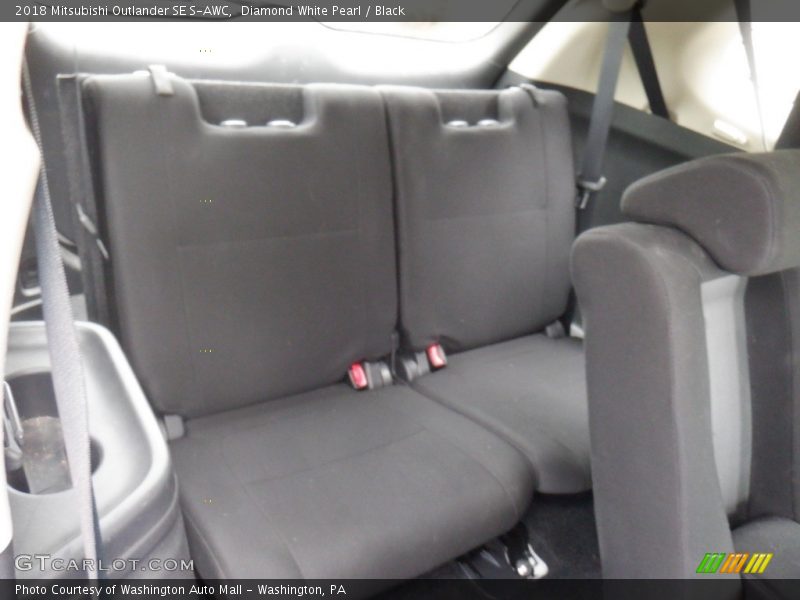 Diamond White Pearl / Black 2018 Mitsubishi Outlander SE S-AWC